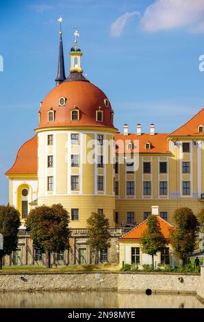 Blick vom Süden des Moritzburger Schlosses in der Nähe von Dresden, Sachsen, Deutschland, Europa. Stockfoto