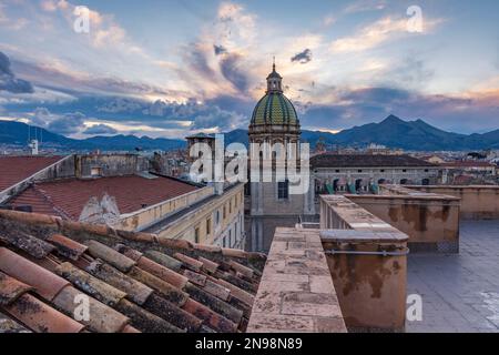 Die Stadt Palermo von den Dächern in der Abenddämmerung gesehen, Sizilien Stockfoto