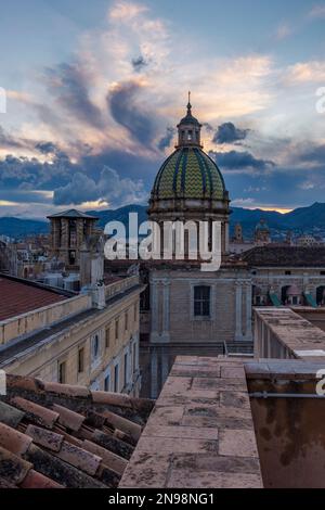 Die Stadt Palermo von den Dächern in der Abenddämmerung gesehen, Sizilien Stockfoto