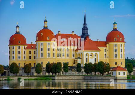 Das weltberühmte Moritzburger Schloss bei Dresden, Drehort des Filmklassikers "drei Haselnüsse für Aschenputtel", Moritzburg, Sachsen, Deutschland. Stockfoto