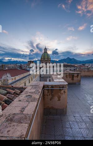 Die Stadt Palermo von den Dächern in der Abenddämmerung gesehen, Sizilien Stockfoto