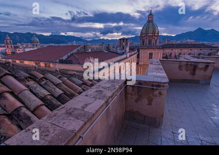 Die Stadt Palermo von den Dächern in der Abenddämmerung gesehen, Sizilien Stockfoto