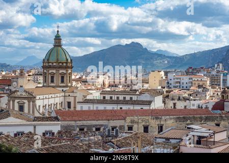 Skyline der Stadt Palermo von den Dächern aus gesehen, Sizilien Stockfoto