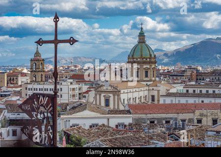 Skyline der Stadt Palermo von den Dächern aus gesehen, Sizilien Stockfoto