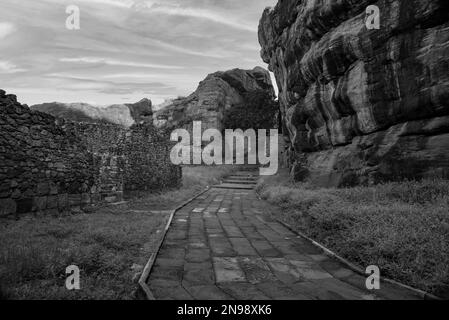 Gepflasterter Pfad auf der alten Badami-Festung, erbaut von Chalukyan King Pulakeshi in Karnataka, Indien Stockfoto