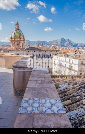 Skyline der Stadt Palermo von den Dächern aus gesehen, Sizilien Stockfoto