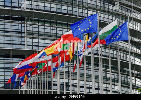 Europäische Flaggen im Wind vor dem Europäischen Parlament, Louise-Weiss-Gebäude, Straßburg, Departement Bas-Rhin, Elsass, Frankreich Stockfoto