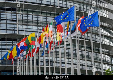 Europäische Flaggen im Wind vor dem Europäischen Parlament, Louise-Weiss-Gebäude, Straßburg, Departement Bas-Rhin, Elsass, Frankreich Stockfoto