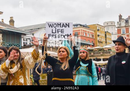 London, Großbritannien. 11. Februar 2023 Eine Gruppe von Frauen inszenierte eine Aufführung in Covent Garden, um gegen das iranische Regime und die Hinrichtungen im Iran zu protestieren und um die Freiheit des Iran zu unterstützen. Stockfoto