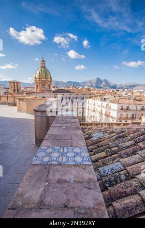 Skyline der Stadt Palermo von den Dächern aus gesehen, Sizilien Stockfoto