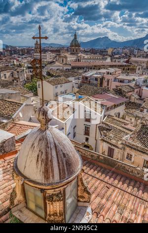 Die Stadt Palermo von den Dächern aus gesehen, Sizilien Stockfoto