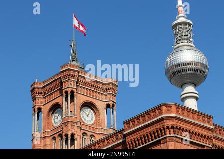 Berliner Fernsehturm und Rotes Rathaus, Deutschland - Berliner Fernsehturm und Rotes Rathaus, Deutschland Stockfoto