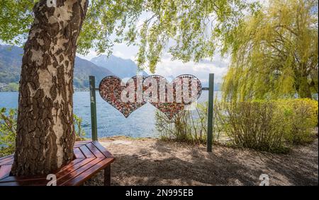 Romantische, herzförmige Liebesschlösser im Schloss Ort in Gmunden, Oberösterreich. Im Hintergrund der Traunstein Stockfoto