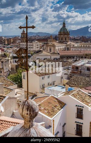 Die Stadt Palermo von den Dächern aus gesehen, Sizilien Stockfoto