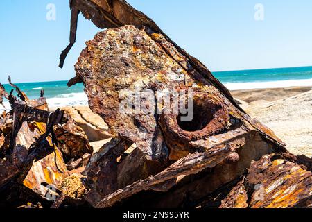 Das Wrack der Aristea liegt auf den Felsen an der Atlantikküste nahe Hondeklip Bay in Südafrika. Das Schiff lief 1945 auf Grund und korrodierte. Stockfoto