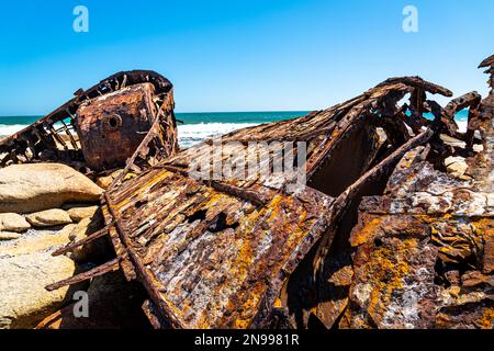 Das Wrack der Aristea liegt auf den Felsen an der Atlantikküste nahe Hondeklip Bay in Südafrika. Das Schiff lief 1945 auf Grund und korrodierte. Stockfoto