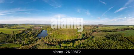 Blick über Guentersberge im Harz Selketal mit Bergsee Stockfoto