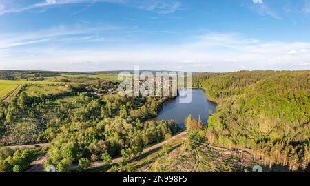 Blick über Guentersberge im Harz Selketal mit Bergsee Stockfoto