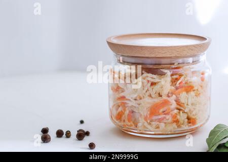 Sauerkraut im Glasbecher. Hausgemachtes Sauerkraut mit Karotte. Fermentiertes Futter. Natürliches Probiotikum. Hausgemachtes Kraut. Platz für Text kopieren Stockfoto