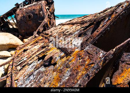 Das Wrack der Aristea liegt auf den Felsen an der Atlantikküste nahe Hondeklip Bay in Südafrika. Das Schiff lief 1945 auf Grund und korrodierte. Stockfoto