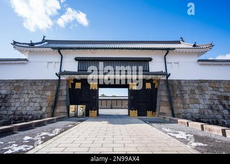 Schloss Nijo Great Eastern Gate (Higashi-OTE-mon) mit Schnee im Winter. Kyoto, Japan. Stockfoto