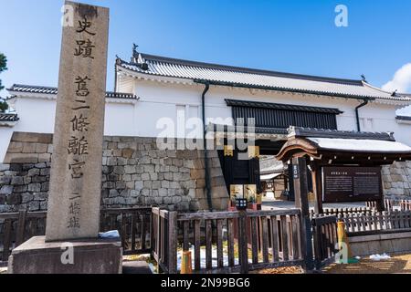 Schloss Nijo Great Eastern Gate (Higashi-OTE-mon) mit Schnee im Winter. Kyoto, Japan. Stockfoto