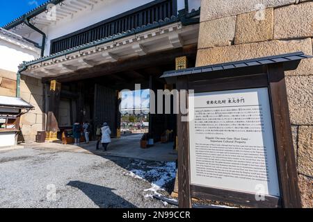 Schloss Nijo Great Eastern Gate (Higashi-OTE-mon) mit Schnee im Winter. Kyoto, Japan. Stockfoto