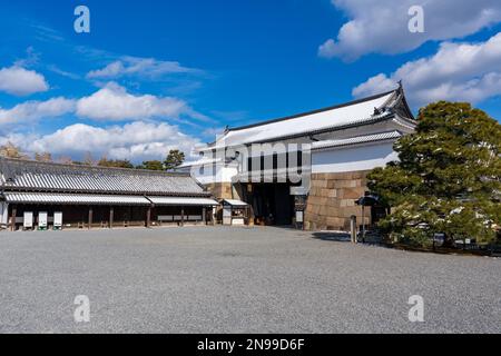 Schloss Nijo Great Eastern Gate (Higashi-OTE-mon) mit Schnee im Winter. Kyoto, Japan. Stockfoto