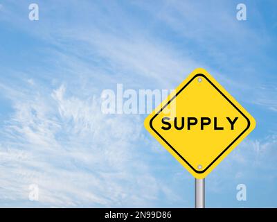 Gelbes Transportschild mit Wort Supply auf blauem Himmelshintergrund Stockfoto