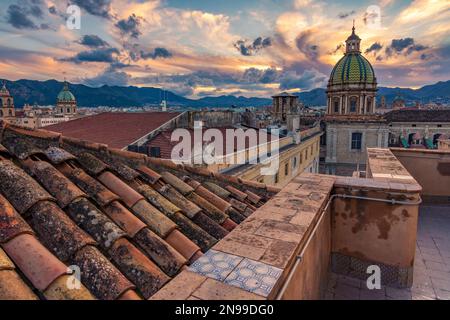 Die Stadt Palermo von den Dächern in der Abenddämmerung gesehen, Sizilien Stockfoto