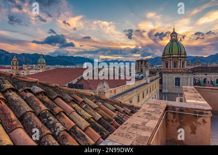 Die Stadt Palermo von den Dächern in der Abenddämmerung gesehen, Sizilien Stockfoto