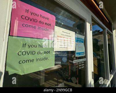 Montecito, Kalifornien, USA. 11. Februar 2023. Wenn Sie Covid haben, kommen Sie nicht hinein“, liest das Schild auf der Vons-Apotheke in Montecito.Diese kleine Zweigstelle in Montecito bietet Walk-in Covid-Impfstoffe und hat eine Gesundheitsklinik im Inneren, und scheinbar kranke Menschen kommen hinein. (Kreditbild: © Amy Katz/ZUMA Press Wire) NUR REDAKTIONELLE VERWENDUNG! Nicht für den kommerziellen GEBRAUCH! Kredit: ZUMA Press, Inc./Alamy Live News Stockfoto