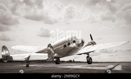 Historische Flugzeuge auf einer Start-und Landebahn bereit Stockfoto