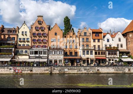 "Danzig, Polen, 2. September 2021: Blick auf das historische Stadtzentrum von Danzig auf der Motlawa CanalDanzig, Polen, 2. September 2021: ", GR Stockfoto