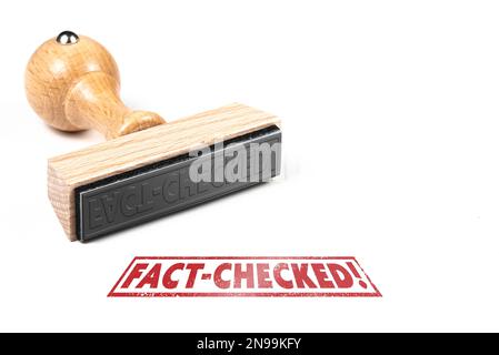 Stempel aus Holz und Aufdruck mit Text AUF weiß Hintergrund Stockfoto