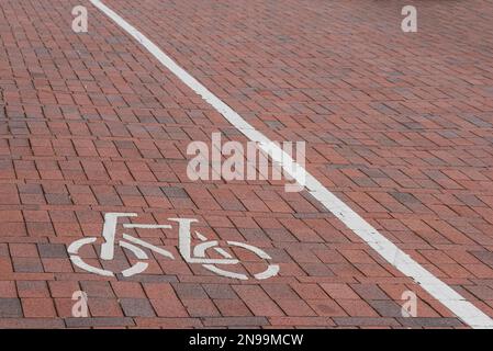 Radweg auf der Straße, Radweg mit Piktogramm Stockfoto