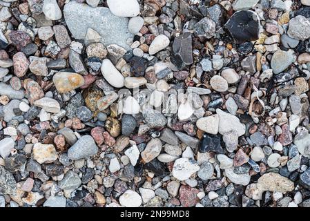 Draufsicht auf Kieselsteine oder Steine am Strand, Vollformat-Naturhintergrund Stockfoto