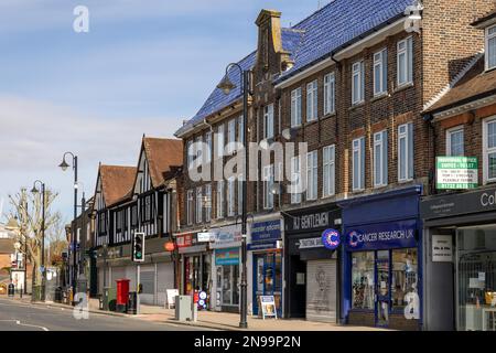 EAST GRINSTEAD, WEST SUSSEX, Großbritannien - APRIL 9 : Blick auf die Geschäfte in der London Road in East Grinstead am 9. April 2021 Stockfoto