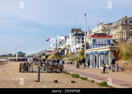 EASTBOURNE, EAST SUSSEX, UK - MAI 3 : Blick auf die Promenade in Eastbourne am 3. Mai 2021. Nicht identifizierte Personen Stockfoto