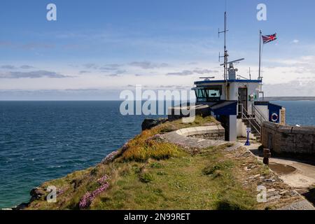 ST IVES, CORNWALL, Großbritannien - MAI 13 : Blick auf die St Ives Watch Station, National Coastwatch Institution in St Ives, Cornwall am 13. Mai 2021 Stockfoto