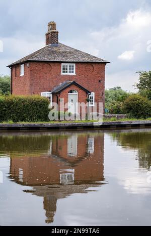 NAHE WHIXALL, SHROPSHIRE, UK - JULI 10 : Haus am Shropshire Union Canal in Shropshire am 10. Juli 2021 Stockfoto