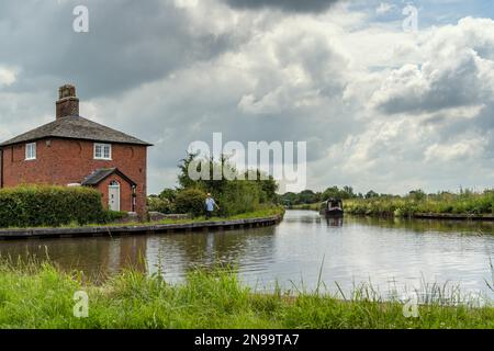 IN DER NÄHE von WHIXALL, SHROPSHIRE, Großbritannien - 10. JULI: Schmalboot auf dem Shropshire Union Canal in Shropshire am 10. Juli 2021. Drei nicht identifizierte Personen Stockfoto