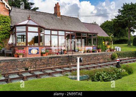 BETTISFIELD, CLWYD, WALES - JULI 10 : Blick auf den alten Bahnhof in Bettisfield, Clwyd, Wales am 10. Juli 2021 Stockfoto