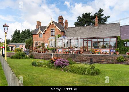 BETTISFIELD, CLWYD, WALES - JULI 10 : Blick auf den alten Bahnhof in Bettisfield, Clwyd, Wales am 10. Juli 2021 Stockfoto