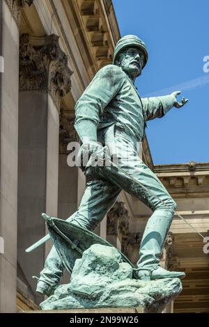 LIVERPOOL, UK - JULY 14 : Statue des Generalmajors William Earle vor der St. Georges Hall in Liverpool, England am 14. Juli 2021 Stockfoto