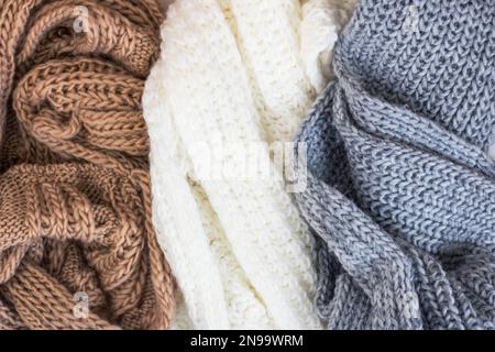 Warme Strickpullover. Herbstkonzept. Speicherplatz kopieren. Damenbekleidung. Stockfoto