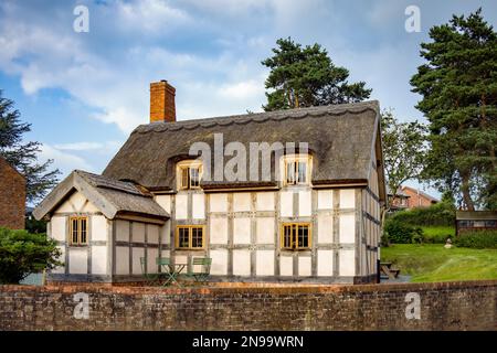 HANMER, CLWYD, WALES - JULI 10 : Blick auf das Magpie Cottage in Hanmer, Wales am 10. Juli 2021 Stockfoto