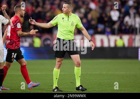 Sevilla, Spanien. 11. Februar 2023. Schiedsrichter Javier Iglesias während des Spiels LaLiga Santander zwischen dem FC Sevilla und Mallorca im Estadio Ramon Sanchez Pizjuan in Sevilla. (Foto: Gonzales Photo/Alamy Live News Stockfoto