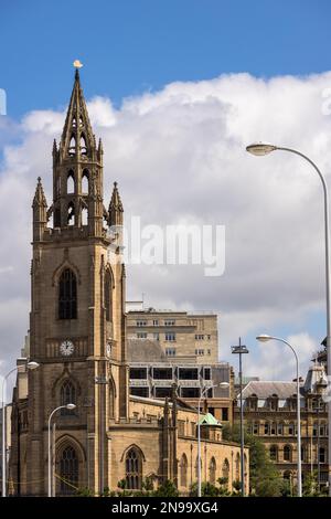 LIVERPOOL, UK - JULY 14 : Pfarrkirche Our Lady and St Nichola in der Nähe der Uferpromenade in Liverpool, UK am 14. Juli 2021 Stockfoto