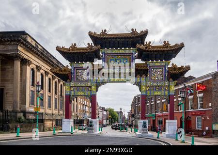 LIVERPOOL, UK - JULY 14 : Blick auf den Chinese Arch, Chinatown, Liverpool, England, UK am 14. Juli 2021 Stockfoto